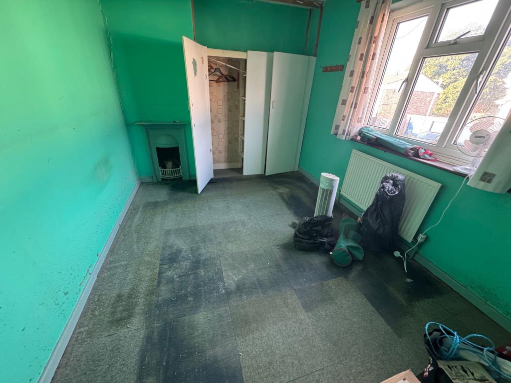 Lot: 114 - TWO-BEDROOM TERRACE HOUSE IN CITY LOCATION - Bedroom 1